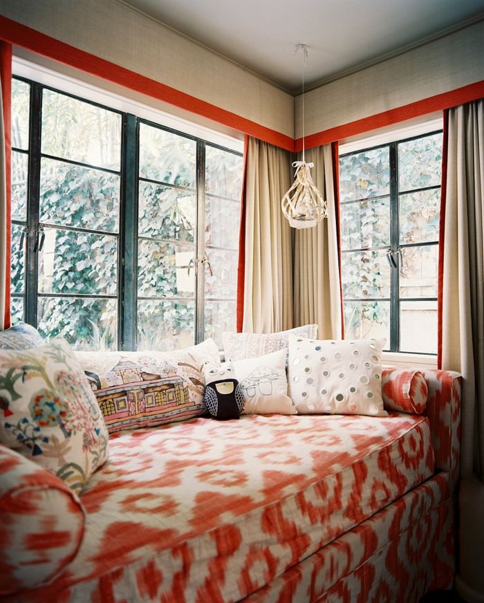Modern living room window treatment in white and red decorative ceiling moldings