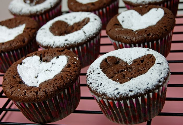 Muffins gestreut mit Puderzucker Dessert Schokolade Herzform hausgemacht Valentinstag