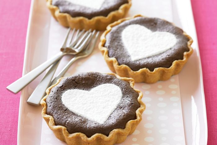 Muffins mit kleinen Herzchen-Leckere Nachtische Herzform Überraschung Valentinstag