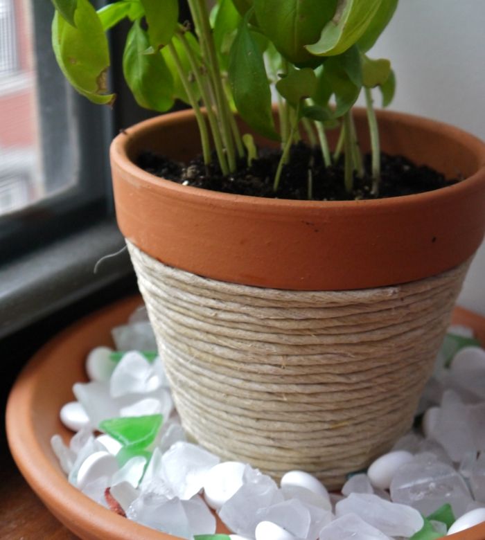 Wrap a plant pot with twine for a rustic look-flower pot handicrafts with children