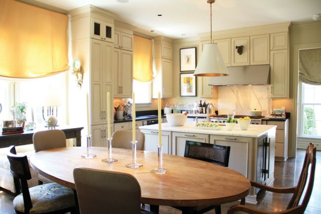 Praktischer Holztisch in der wohnlichen Küche-Sitzecke Küche Ideen