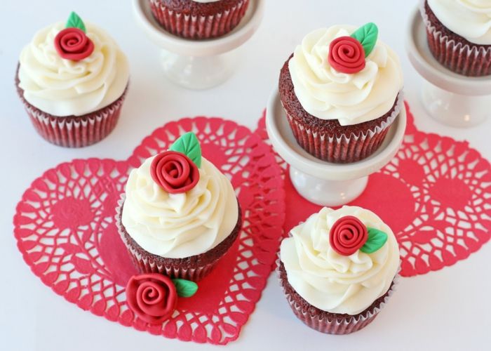 Red Velvet Cupcakes zum Valentinstag-Überraschen Sie den geliebten Menschen mit einem hausgemachten Nachtisch-Rezepte Dessert Herzform Röschen Valentinstag