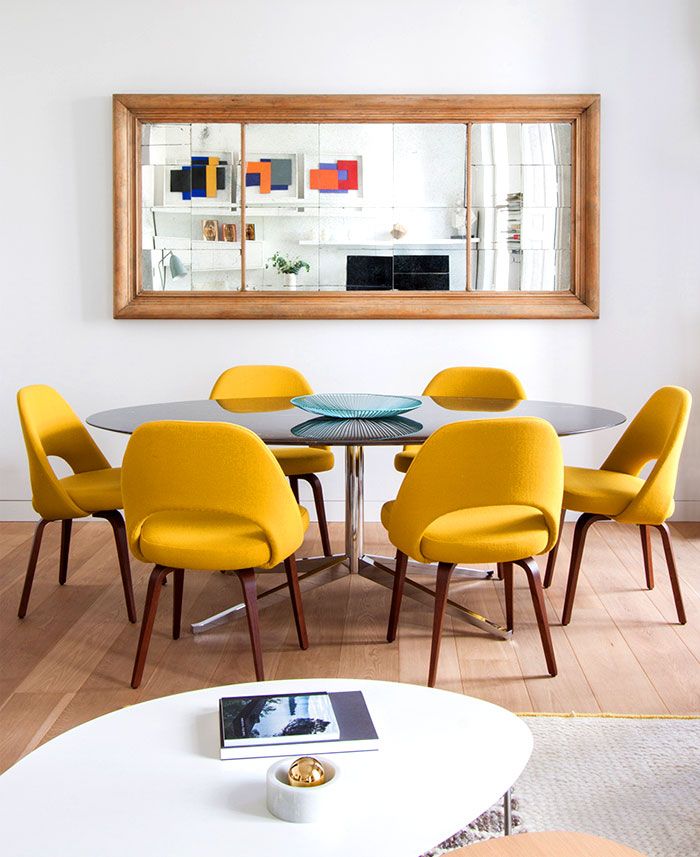 Retro-Stühle und Wandspiegel mit Holzrahmen erlauben einen Dialog zwischen den Epochen-Möbel Renovierung funktional klassisch