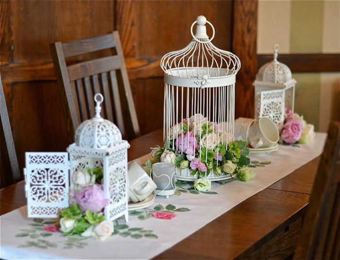 Romantische Tischdeko mit Vogelkäfigen und Blumen für Hochzeiten-Deko Ideen Tischdeko Hochzeit Weiß Blumen Kernstück Kerzenhalter