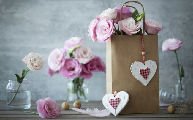 Rosen und Geschenke-Dekoration zum Valentinstag