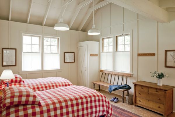Red-and-white checkered bedclothes-white bedroom country-style sloping ceiling beams