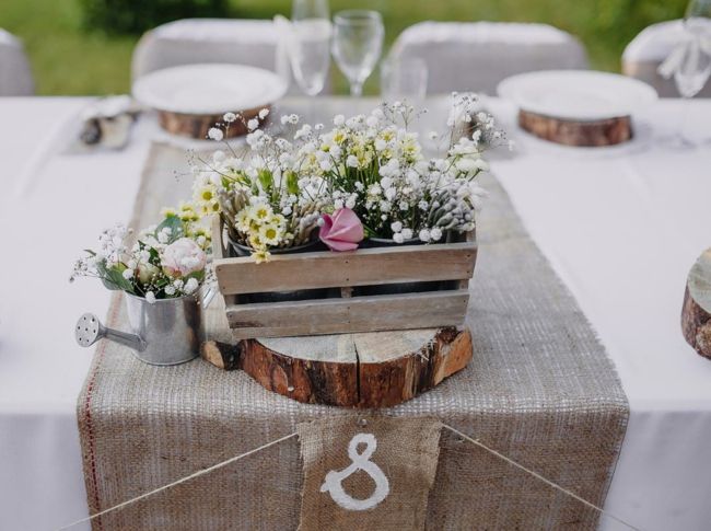 Rustikale Elemente bei der Tischdekoration-Tischdeko Hochzeit Blumen Arrangement