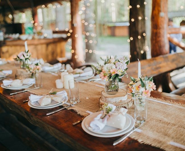 Rustikale Elemente bei der Tischdekoration-Tischdeko Hochzeit