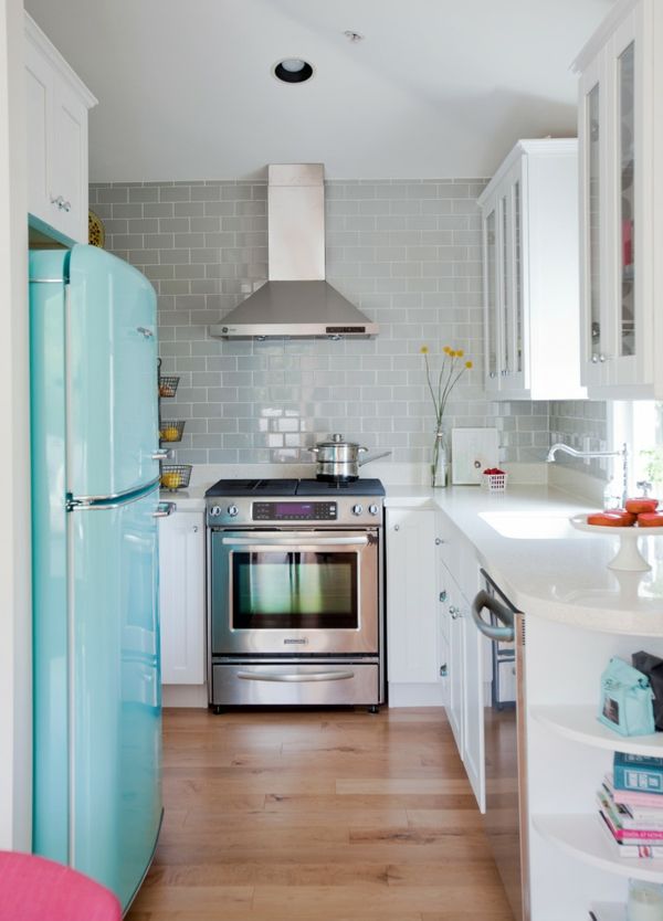 Schickes Küchendesign mit eklektischen Elementen-amerikanischer Kühlschrank in Hellblau