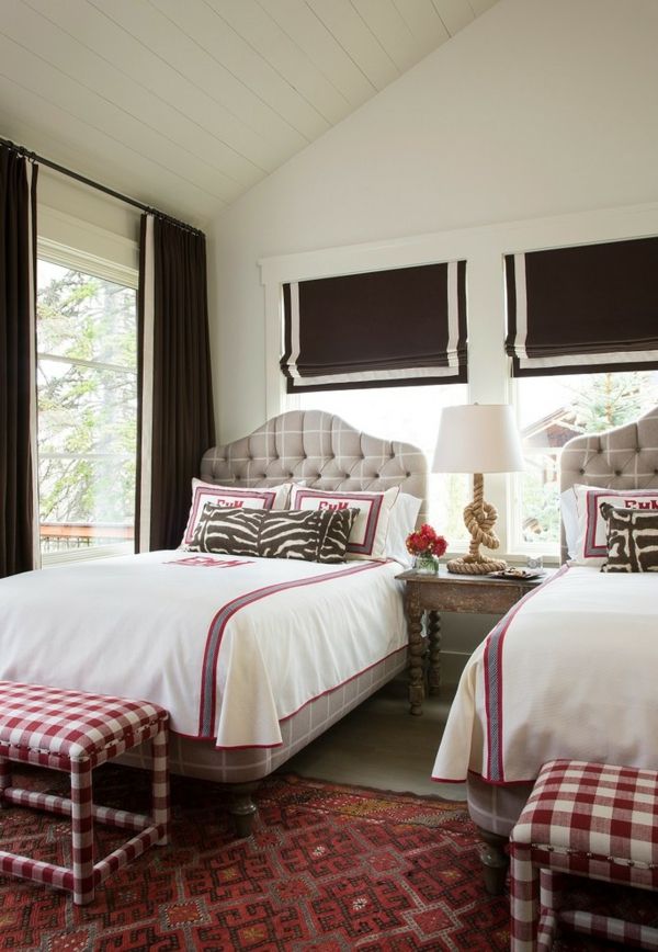 Schlafzimmer im ländlichen Stil-Schlafzimmer Gestaltung Landhausstil kariert Bettbank Knopfheftung römische Rollos