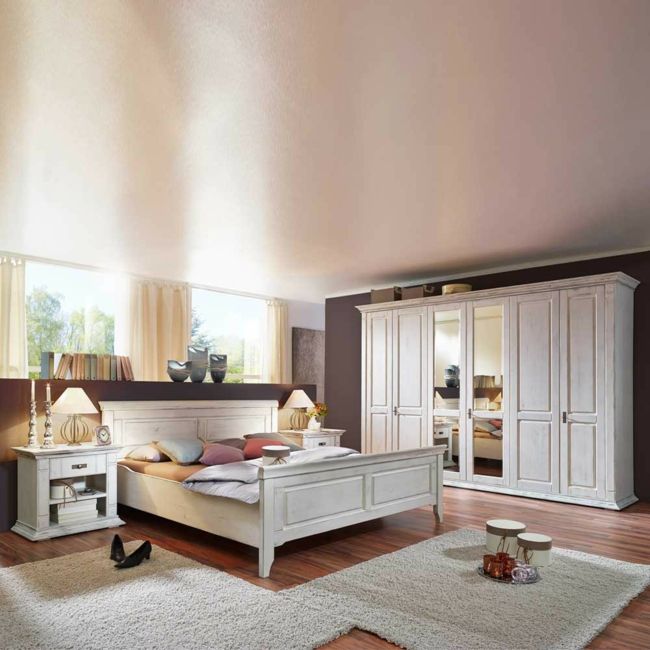 Schlafzimmer in Nudefarben und Möbel aus Holz-möbel design