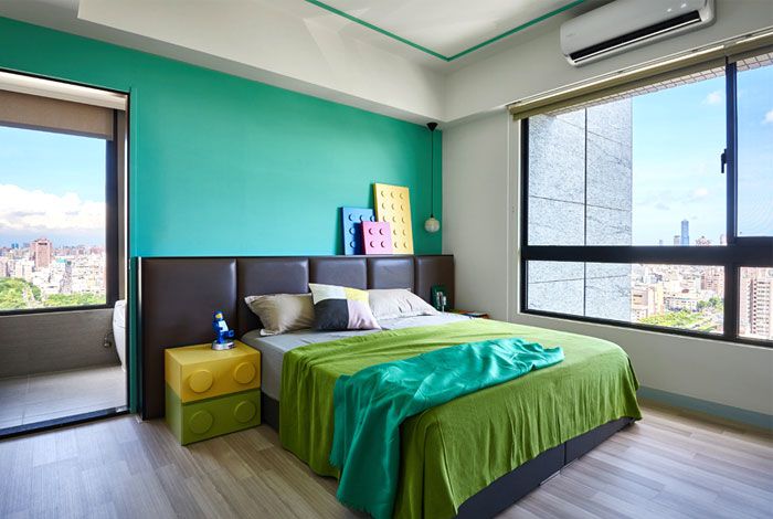 Schlafzimmer in grünen Nuancen-Einzigartige ausgefallene Designer Wohnung Renovierung Schlafzimmer große Fenster Legoblöcke