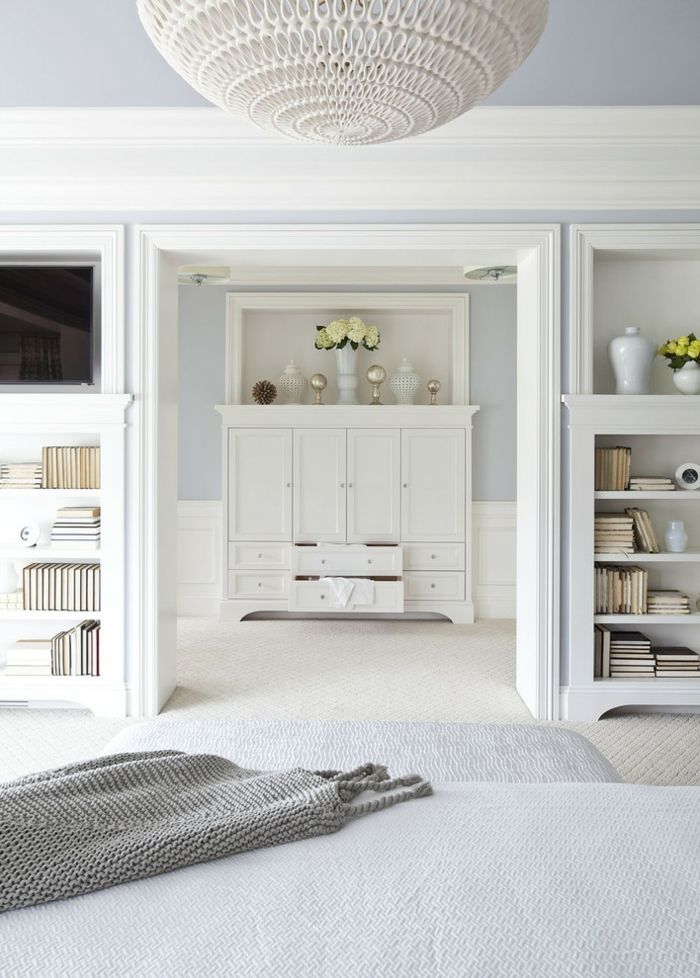 Schlafzimmer und Ankleideraum in Weiß-Die Trennwände teilen die Bereiche -Offener begehbarer Kleiderschrank