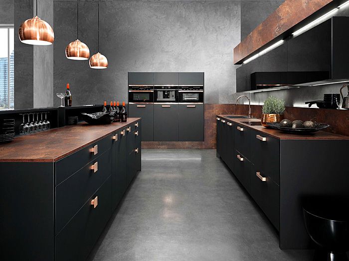 Schwarze Küchenfronten und akzentvolle Pendelleuchtenr-Tendenzen Küchentrends Design Küchenmöbel schwarze Küchenfronten Kupfer