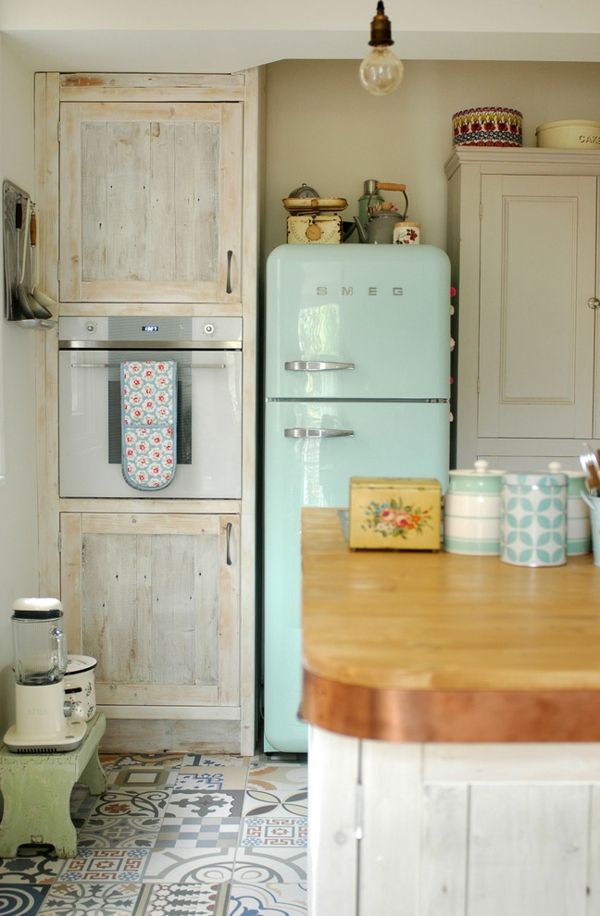 Shabby chic kitchen in pastel colors-American fridge kitchen furnishings