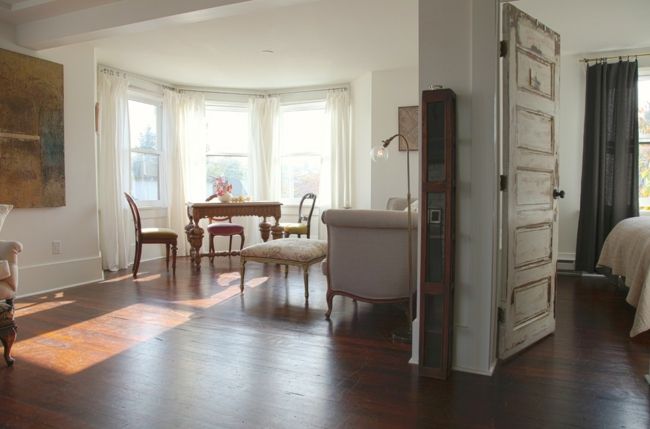 Sonniges Wohnzimmer mit Vintage Einrichtung-Eklektische Wohnung Vintage rustikal
