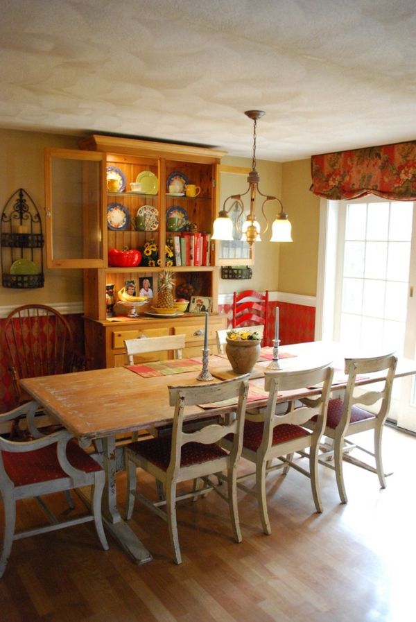 Säulentisch und Essstühle aus Holz im charmanten Ambiente-Landhausstil Holztisch Essstühle