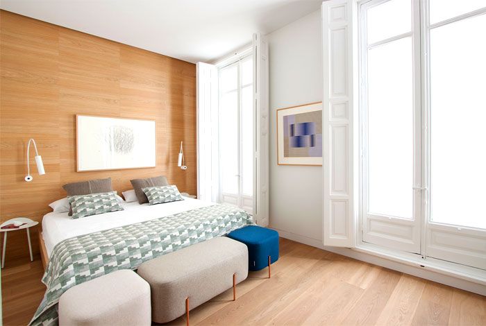 Tiefe Fenster sorgen für viel Licht im Schlafzimmer-modernes Schlafzimmer Altbau Holzwand Minimalismus