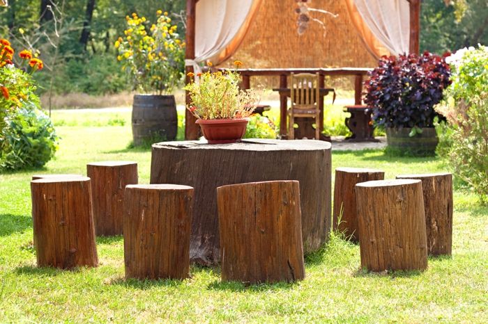 Unterhaltungsbereich mit Naturholzmöbeln-Baumstumpf Holzstumpf Gartenstuhl Gartentisch Nachhaltigkeit