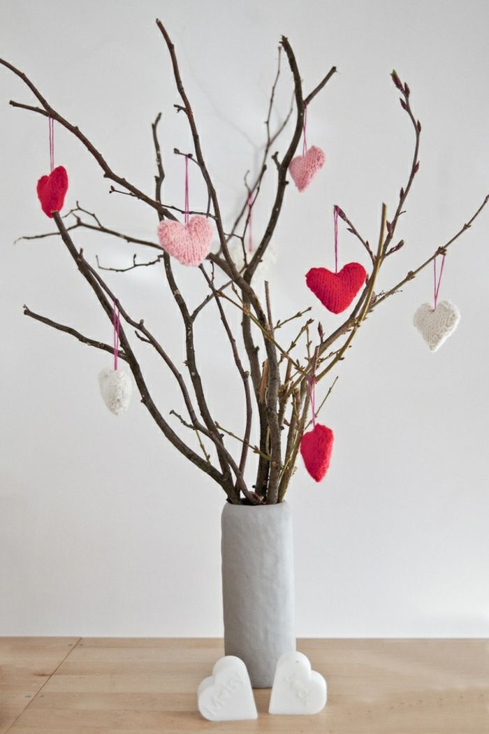 Vase mit Zweigen Ästen Stoffherzen-Deko Ideen zum Valentinstag