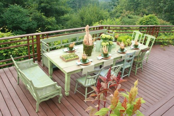 Paint different seating furniture in the same color-rustic dining table wooden chairs bench