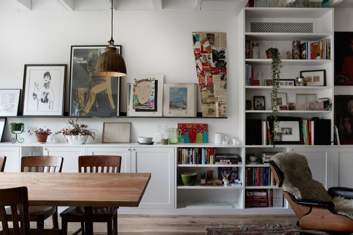 Wohnzimmer mit vielen Posters und eklektischen Einzelstücken-Wohnzimmer Einrichtung Einfamilienhaus Stadthaus Gestaltung Holzmöbel