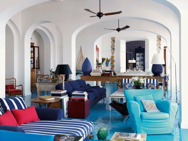Wohnzimmer, stilvolles Ambiente, Esstisch, Beistelltisch, Sessel, Blau, Weiß, Rot-wohnzimmer ideen