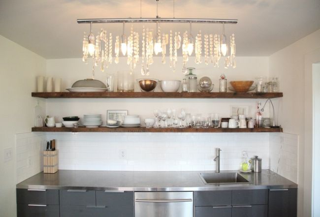 Wunderschöne kleine Küche mit klassischem Kristall Kronleuchter und rustikalen Wandregalen-Eklektische Wohnung Vintage rustikal