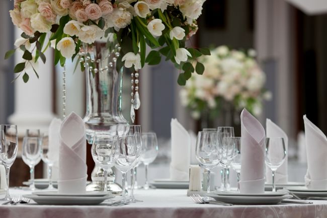 Zarte und romantische Tischdekoration mit wunderschönem Blumenstrauß-Tischdeko Hochzeit