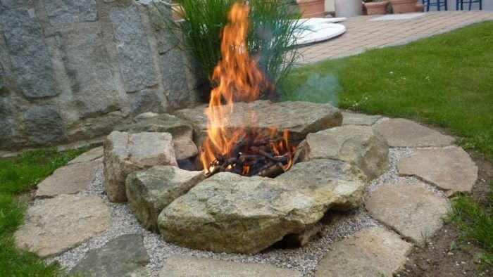 The fireplace in your own garden is a very romantic decoration for the garden