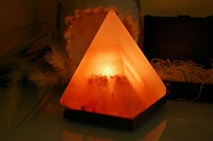 the pyramid-shaped salt lamp impresses with its simple design salt crystal lamp