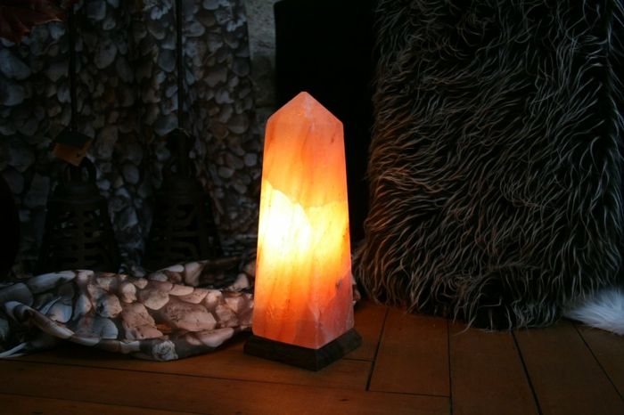 kugelförmige Salzlampe als Blickfang im Wohnzimmer-Salzkristalllampe