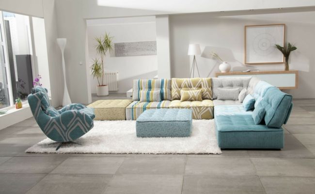 modular sofas in white, blue and yellow, white carpet, floor lamp furnishing trends