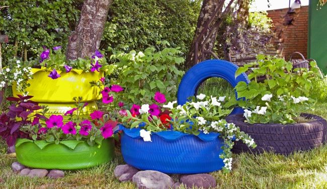 Paint used car tires in bright colors and use garden decoration ideas as flower pots