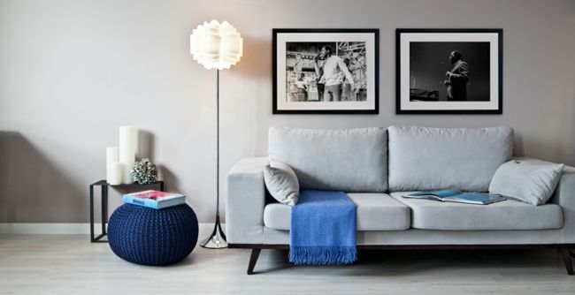 weiße Coutch, Stehleuchte, blauer Sitzhocker-möbel design