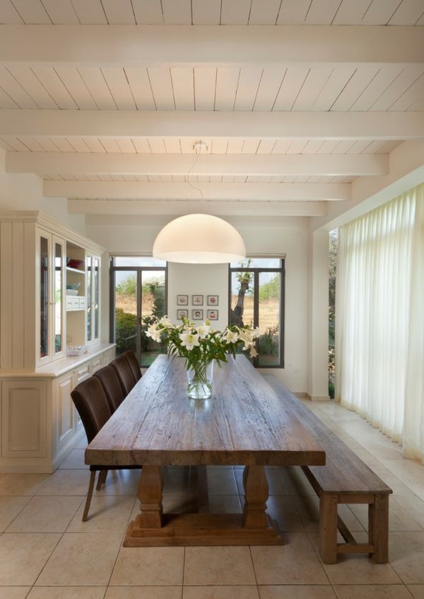 Üppiges Esszimmer mit langem eleganten Familientisch-rustikal Essstühle Sitzbank Holz