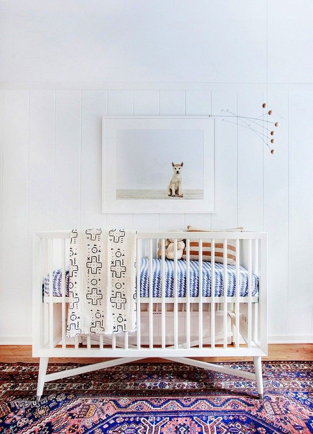Babyzimmer Gitterbett weiß Muster Bettwäsche