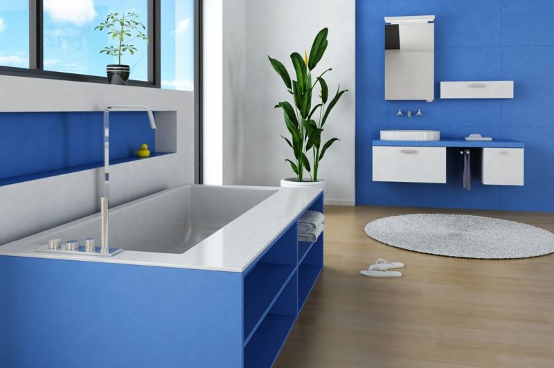 Badezimmer in Blau Waschtischunterschrank hängend