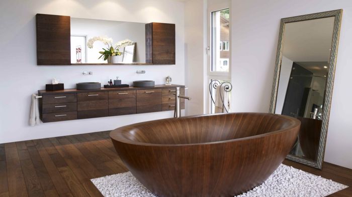 Badezimmer mit Holzboden und Holzmöbeln