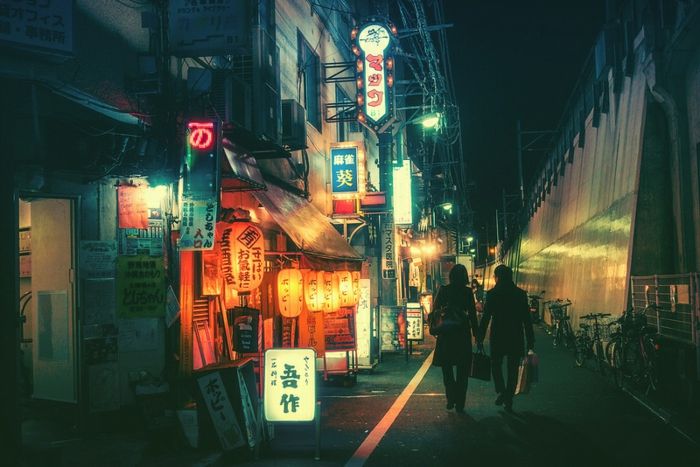Beleuchtete Seitenstraße in der japanischen Hauptstadt-Tokio bei Nacht