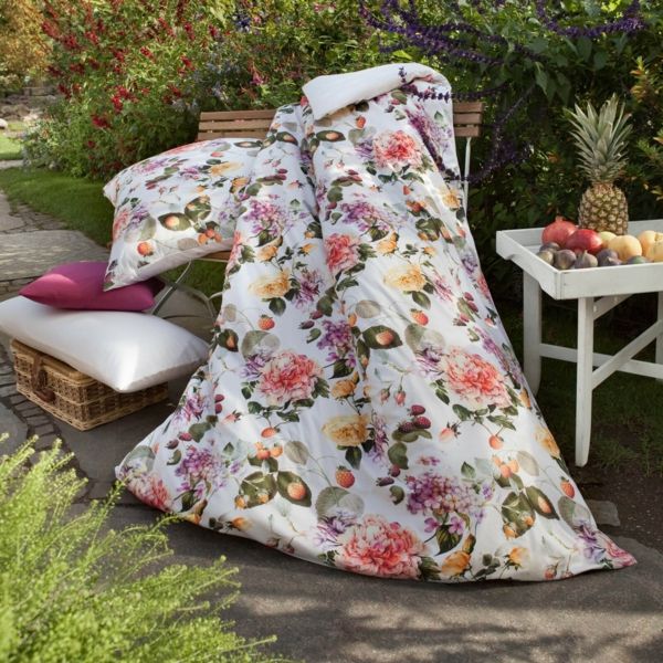 Cotton bed linen with floral prints puts home accessories in a good mood