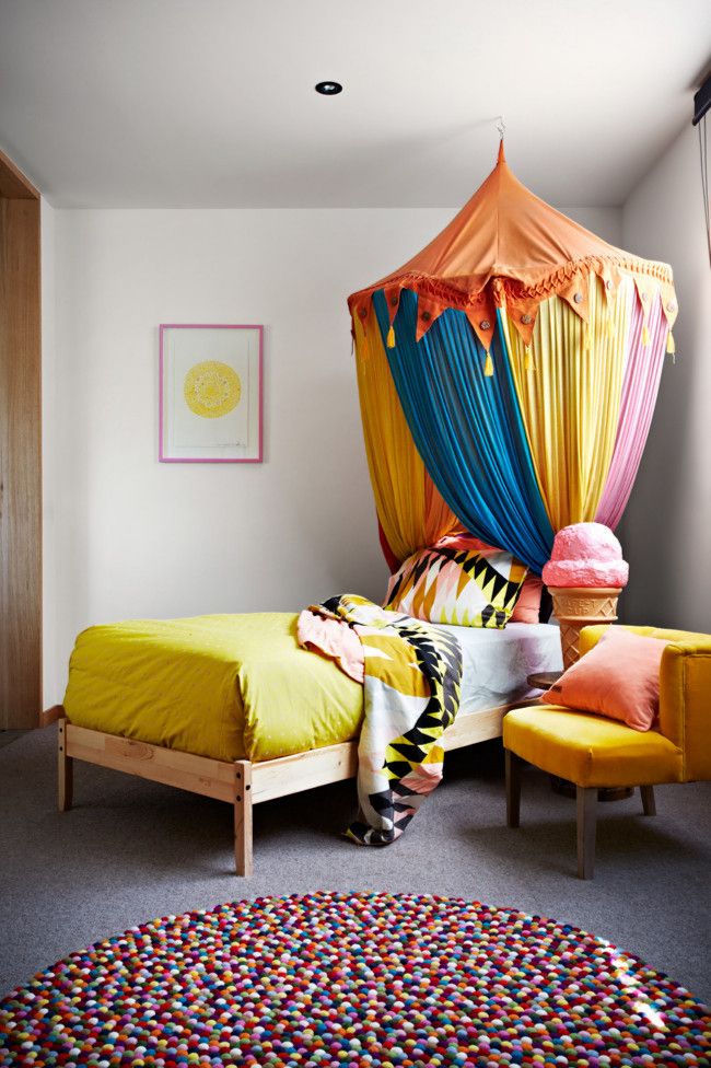 Colorful and eclectic furnishings, because it shouldn't be boring in the children's room - children's room color choice hanging tent