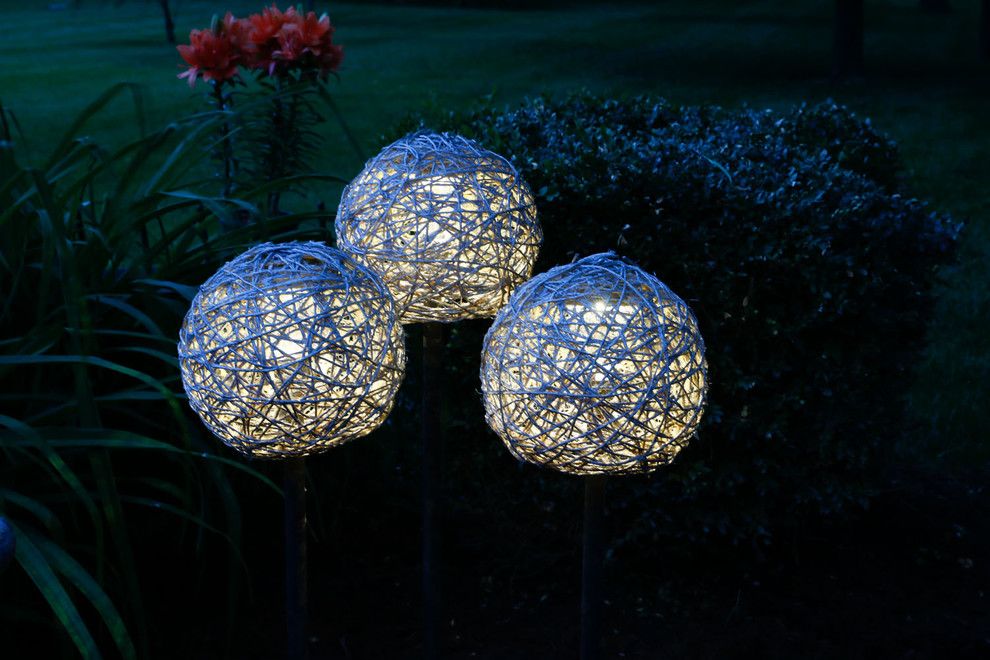The beautiful end result with several string lamps-DIY steel lamps garden