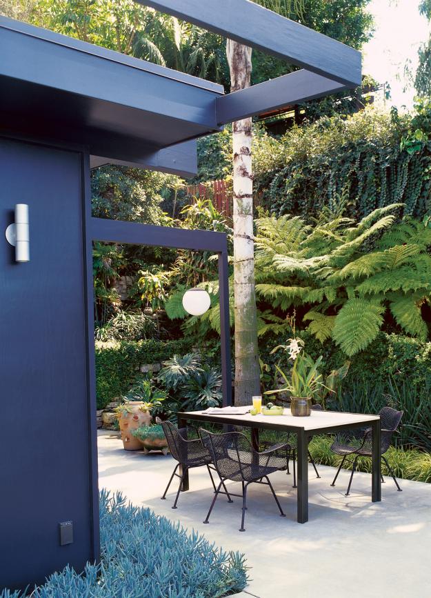Designer furnishings with elegant, inviting effect garden furniture