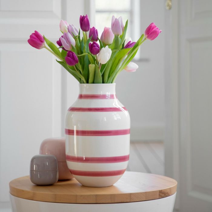 Die Keramikvase mit lila Streifen und klassischer Form lässt sich kreuz und quer kombinieren-Dekoidee Keramikvase Kunsthandwerk Tischdeko