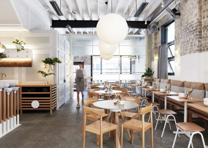 Die Metallelemente lassen sich scheinbar nahtlos mit den überwiegenden Holzstrukturen kombinieren-Modernes Design Bar Restaurant Wandgestaltung Ziegelwand