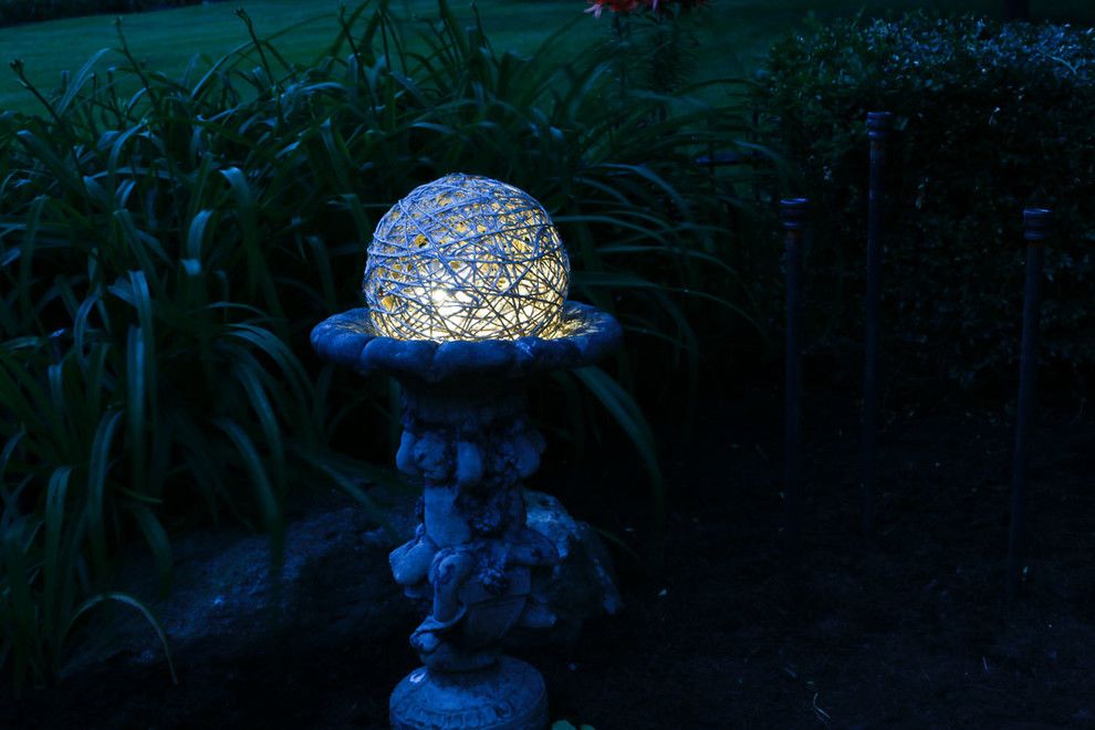 The spheres can be arranged in any way - garden ball light