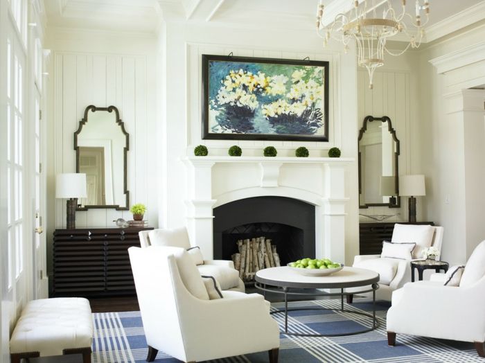 Elegante Gestaltung durch gleichen Wandspiegel und Kommoden-Kamin gehobenes Wohnzimmer Sessel Kombination Klassikmöbel