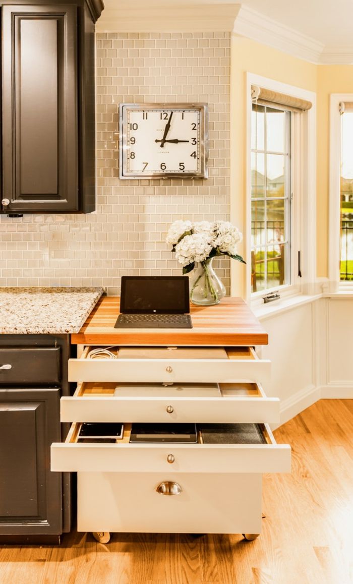 Elegante platzsparende Möbel bieten Auflademöglichkeiten für Ihr Smartphone und iPad-Designerküche Holzboden