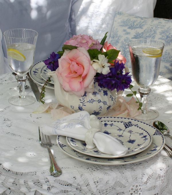 Refreshing drinks on warm summer days - table decorations in the garden